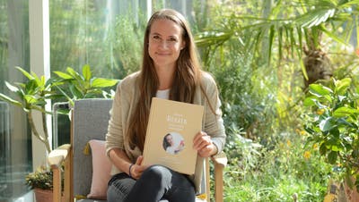 Sabrina Böni Keller mit ihrem selbst gestalteten Buch. (Bild: Karin Erni)
