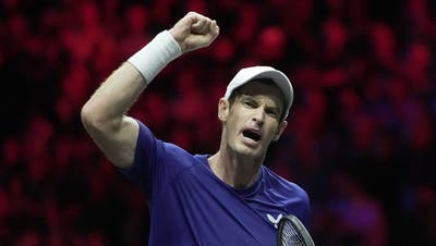 Andy Murray und Nick Kyrgios könnten – wie hier bei den Australian Open, als der Schotte den Ball am sich am Netz schützenden Australier vorbei spielt – auch in Basel aufeinander treffen. (Keystone)