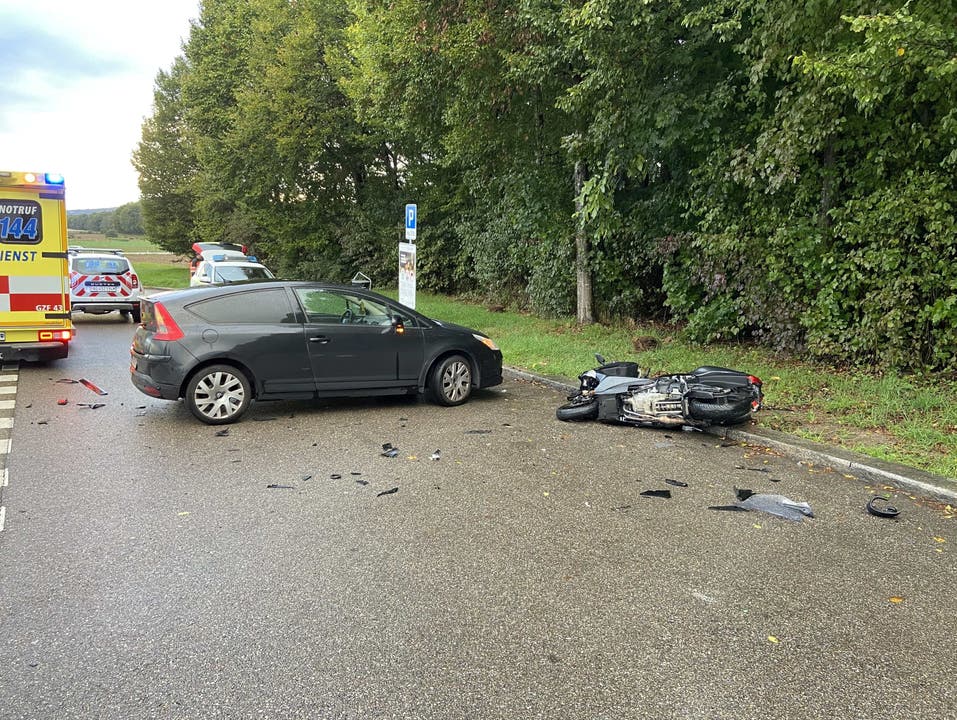 Möhlin, 27. September: Bei einem Überholmanöver stiessen ein Auto und ein Rollerfahrer ausserhalb von Möhlin zusammen. Beide Fahrzeuge erlitten Totalschaden, der Rollerfahrer wurde ins Spital gebracht.