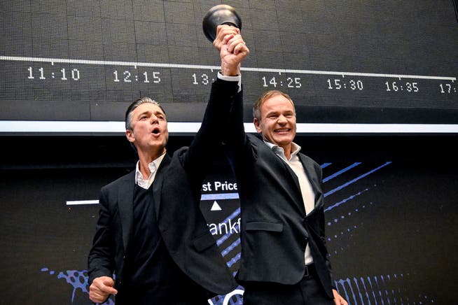 Feiern den Börsengang: Porsche-Chef Oliver Blume (rechts) und Porsche-Vorstand Lutz Meschke am Donnerstag an der Frankfurter Börse. 