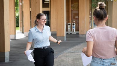 Manuela Arnold (links) ist Lehrerin für Deutsch und Englisch. (Bild: Valentin Luthiger (Uri, 30. September 2022))