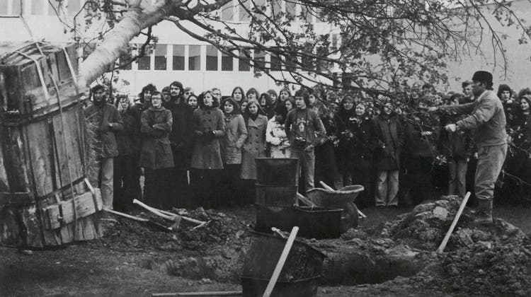 Baumpflanzung einer 60-jährigen Eiche vor dem Gymnasium in Oberwil: Die Episode aus den frühen 70er-Jahren steht sinnbildlich für die neu entdeckte Eigenständigkeit des Baselbiets. (zvg)