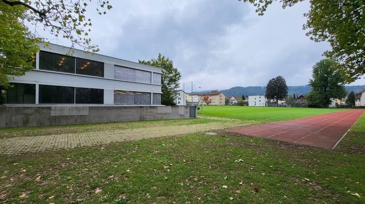Für das neue Provisorium der Wettinger Bezirksschule wird ab dem Schuljahr 2023/24 ein Teil der Sportwiese benötigt. (Claudia Laube (30. September 2022))