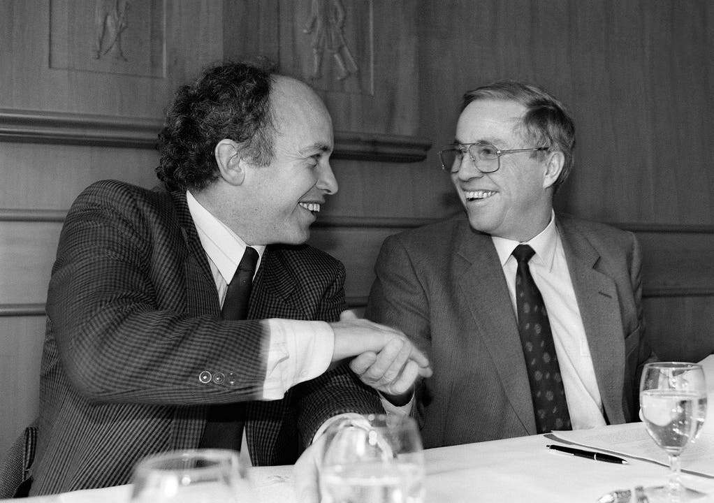 Ueli Maurer als Zürcher Kantonsratspräsident und Regierungsratskandidat schüttelt dem SVP-Parteipräsidenten Christoph Blocher während eines Presselunches am 11. Dezember 1990 in Zürich die Hand.