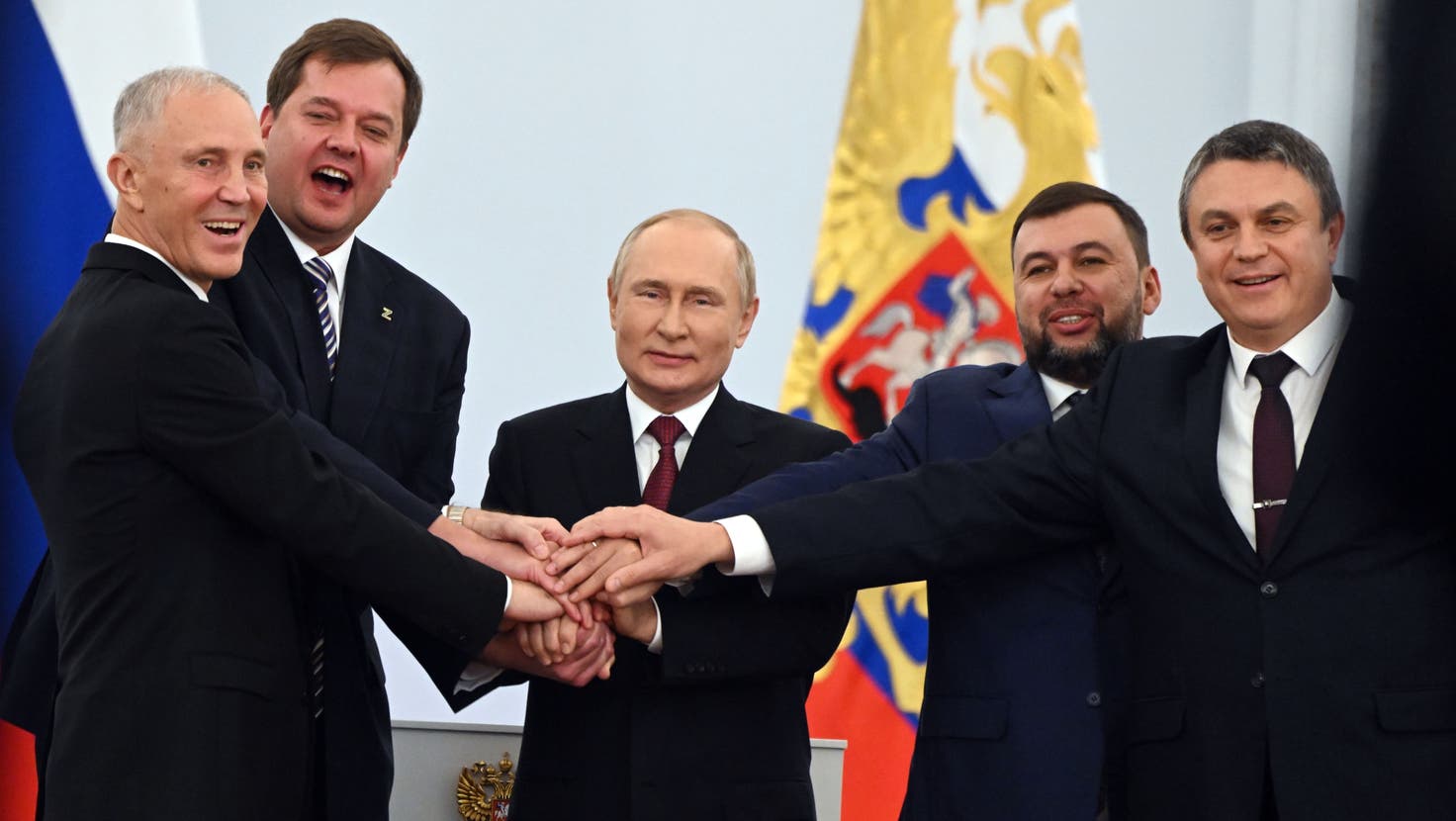 Die von Moskau eingesetzten Gebietsoberhäupter von Cherson, Saporischschja, Donezk und Luhansk zusammen mit Wladimir Putin (Mitte), nach der Unterzeichnung der Annexionsverträge im Kreml. (Grigory Sysoyev / AP)