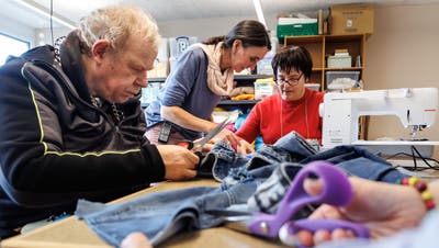 Im Kontiki in Subingen werden aus alten Jeans der Firma Clochard diverse Artikel gefertigt. (Hanspeter Bärtschi)