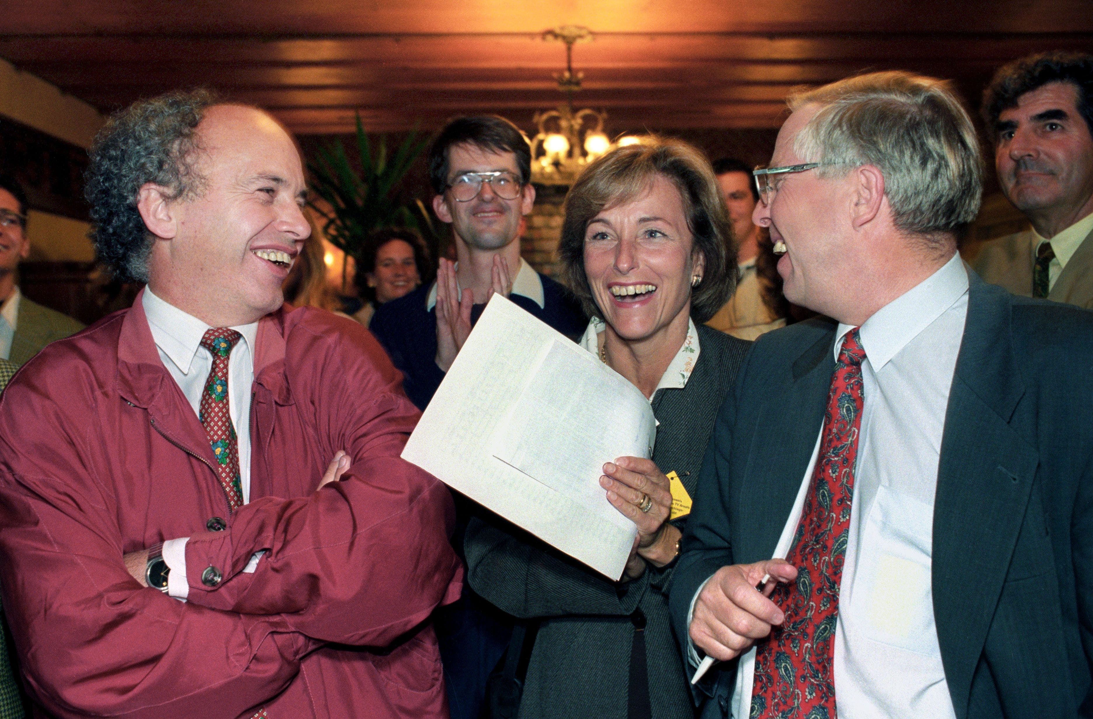 Der Nationalrat Ueli Maurer wartet am 22. Oktober 1995 zusammen mit Parteikollege und Nationalrat Christoph Blocher und dessen Ehefrau Silvia im Wahlstudio in Zürich auf die Resultate der Nationalratswahlen.