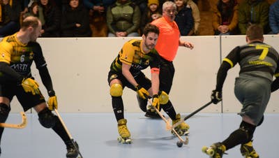 Rollhockey Uri-Dornbirn. Uri-Captain Joshua Imhof (am Ball) (Urs Hanhart / Urner Zeitung)