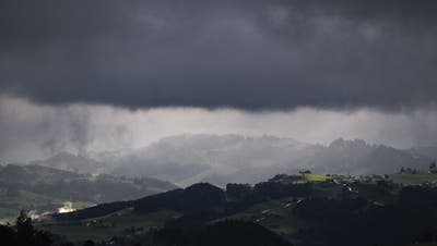 Blick auf Appenzeller Landschaft im Regen. Die grösste Niederschlagssumme im September wurde am Säntis gemessen. (Keystone)