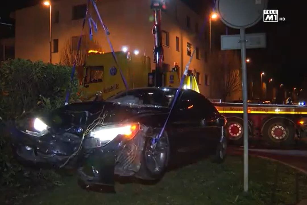 Aarau Rohr, 1. Oktober: Bei einer Geschwindigkeitskontrolle ging der Polizei ein 18-Jähriger Raser ins Netz. Er war Innerorts mit 113 km/h unterwegs und musste seinen Führerschein vorläufig abgeben.