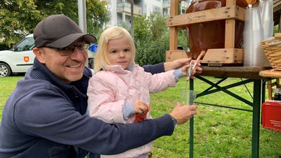 Freute sich schon den ganzen Morgen auf den Süssmost: Die dreieinhalbjährige Alexandra genoss den frisch gepressten Saft an der Moschtete mit ihrem Vater Pawel Kolatorski. (Sibylle Egloff)