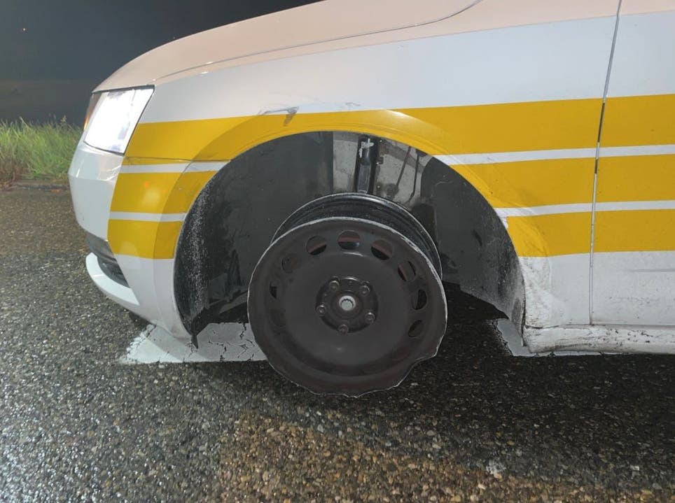 Muri, 2. Oktober: Ein betrunkener Autofahrer verursachte in der Nacht einen Selbstunfall. Ohne Reifen wollte er sich danach aus dem Staub machen, wurde aber von der Polizei gestoppt.