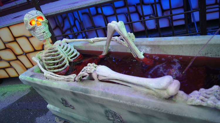Wer will mit diesem Skelett in die Badewanne steigen? In der Geisterbahn konnten furchtlose Zeitgenossen ihren Drang nach Grusel, Spuk und Blut stillen. (Christian Murer)