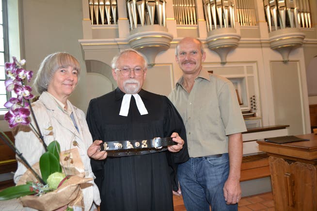 Das Ehepaar Hiltrud und Lothar Schullerus mit Robert Schmid, Präsident der Kirchenvorsteherschaft (von links).