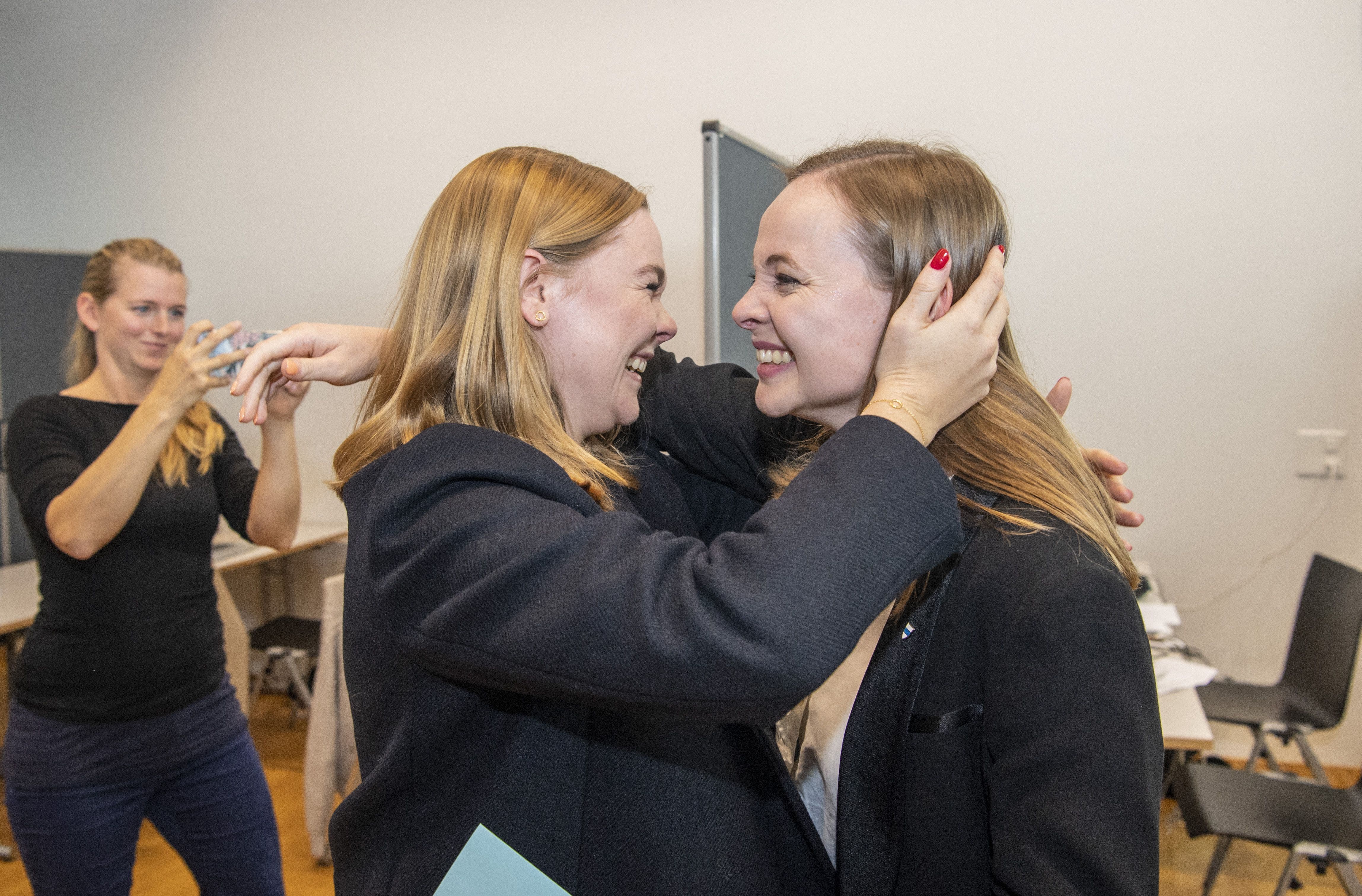Die neu gewählte Zuger Regierungsrätin Laura Dittli (rechts) wird von ihrer Schwester, der Regierungsrätin von Waadt, Valérie Dittli, umarmt.