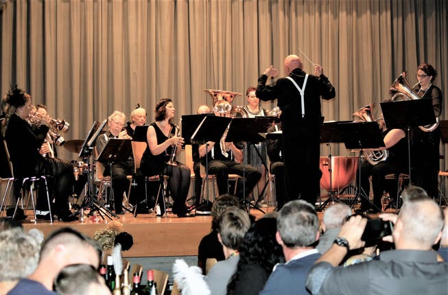 Das Publikum lauscht dem Auftritt des Musikvereins Schlatt mit Dirigent Martin Weiss.
