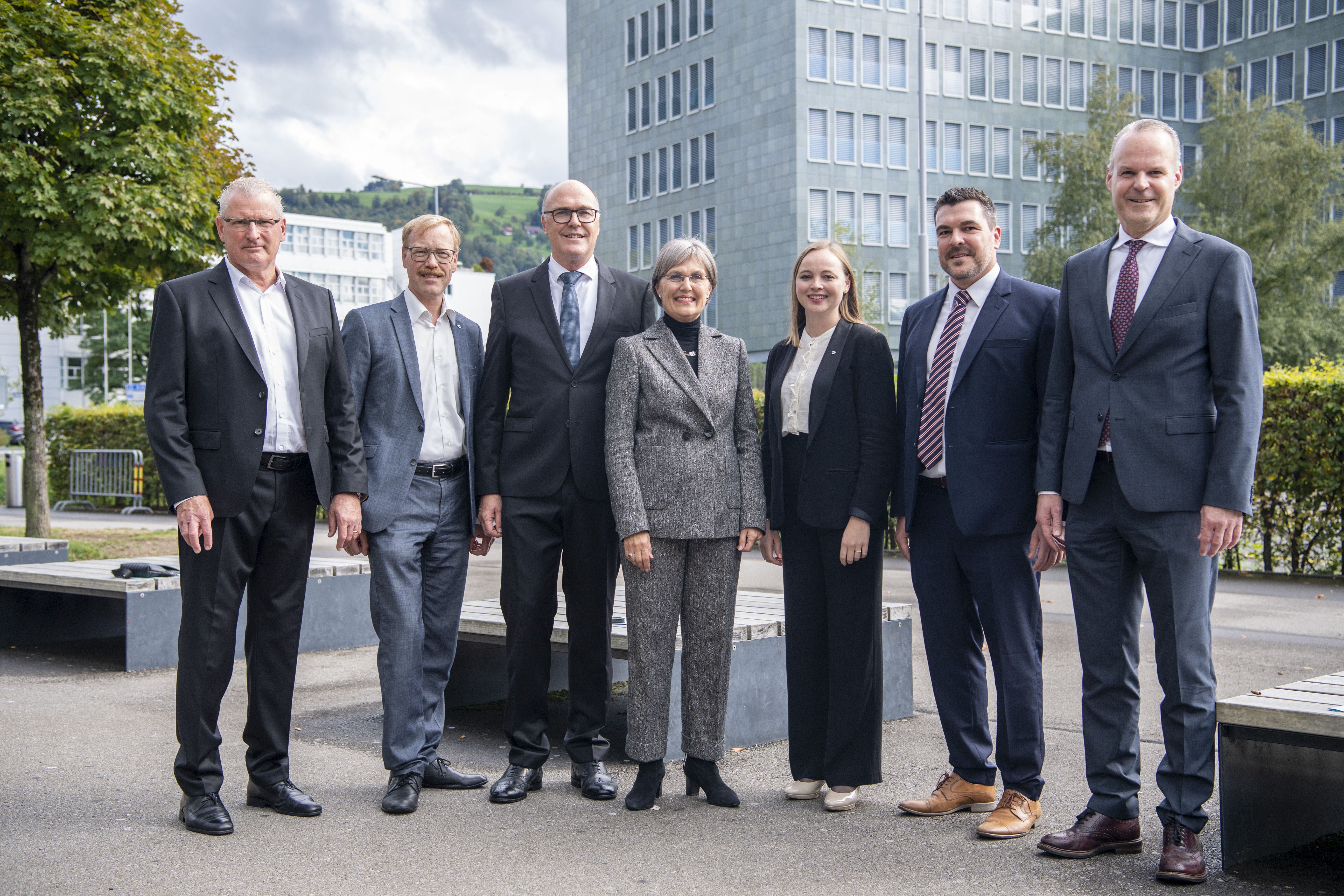 Die neue Zuger Regierung (von links): Heinz Tännler (SVP), Andreas Hostettler (FDP), Martin Pfister (Mitte), Silvia Thalmann (Mitte), Laura Dittli (Mitte), Florian Weber (FDP), Stephan Schleiss (SVP).