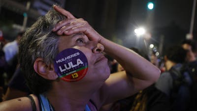 Eine Lula-Anhängerin kann es nicht glauben, dass es ihr Präsidentschaftskandidat nicht im ersten Wahlgang geschafft hat. (Fernando Bizerra / EPA)