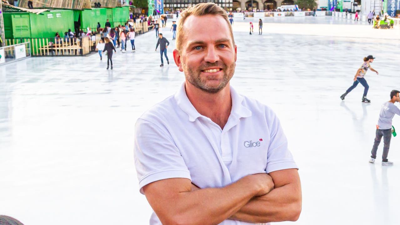Glice-CEO Viktor Meier vor einem künstlichen Eisfeld in Mexiko-Stadt, das von Glice stammt. (Bild: PD)