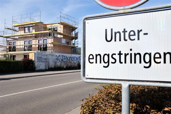 Die Engstringerstrasse in Schlieren wird von vielen Unterengstringern und Oberengstringern genutzt. Dass der Kanton nun den Tempo-30-Versuch ohne Rücksprache mit dem Gemeinderat Unterengstringen verlängert hat, geht diesem gegen den Strich. 