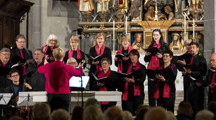 Manuela Hager dirigiert ihr letztes Konzert von Messa di Voce in der Kirche St.Oswald. (Bild: Roger Zbinden (Zug, 1. Oktober 2022))