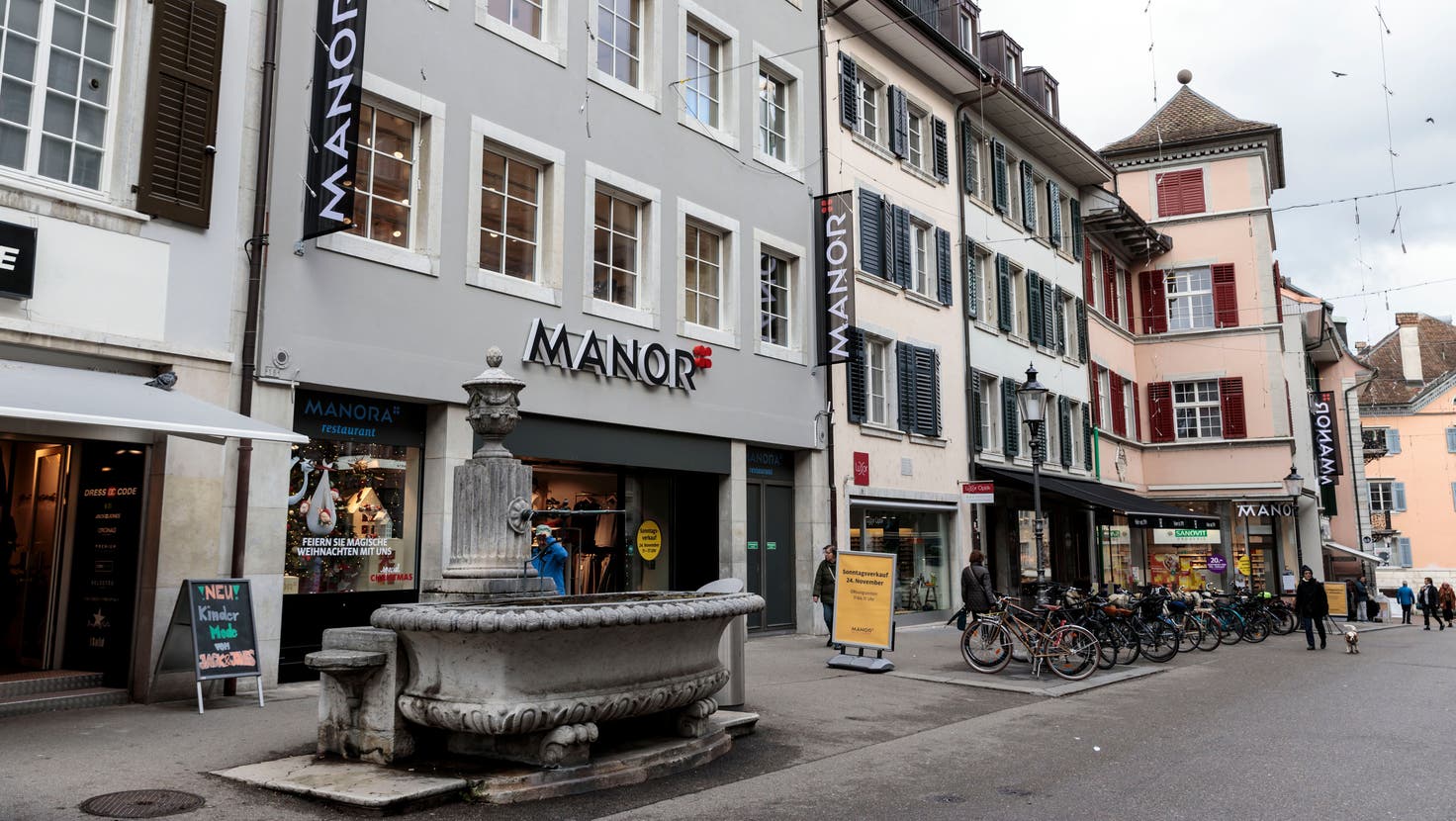 Das Warenhaus Manor von aussen. Im Innern ist das Restaurant Manora Geschichte. (Hanspeter Bärtschi)