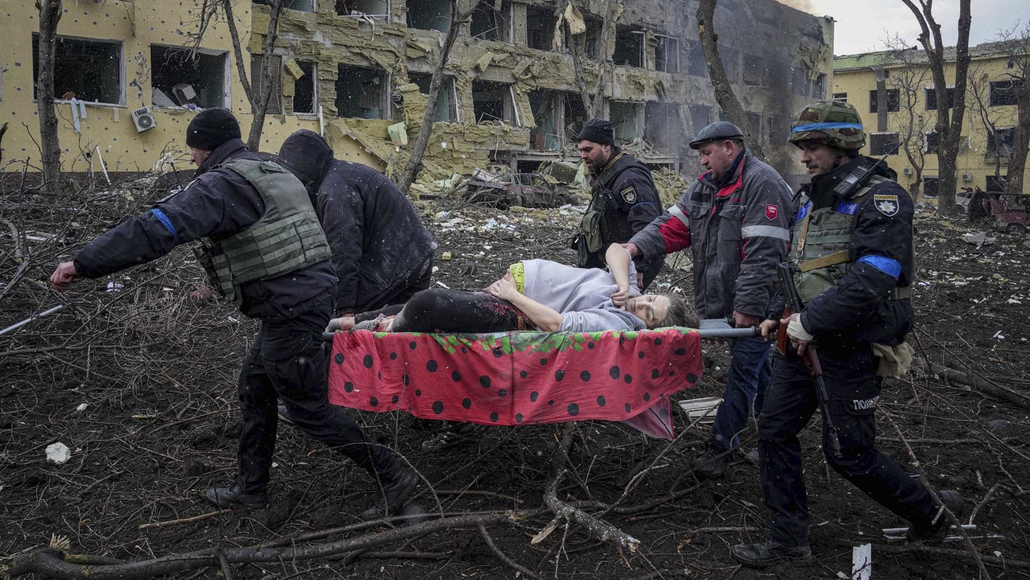 Im Kiewer Vorort Butscha werden nach dem Abzug der russischen Truppen Hunderte Leichen entdeckt. Seither steht der Ort sinnbildlich für die Grausamkeit der russischen Besatzer. (Vadim Ghirda / AP / 2. April 2022)