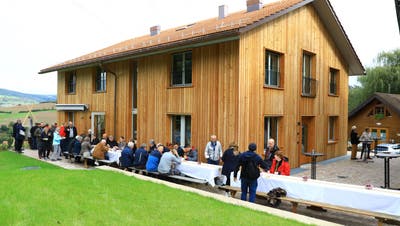 Der Baustoff Holz dominiert den Neubau im Goldenbühl in Wislikofen. (Matthias Moser)