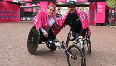 Doppelter Thurgauer Triumph: Catherine Debrunner und Marcel Hug posieren nach ihrem Sieg am London-Marathon. (Bild: Neil Hall / EPA)