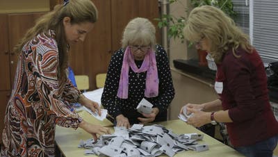 In Bulgariens Hauptstadt Sofia werden Wahlzettel gezählt. (Keystone)