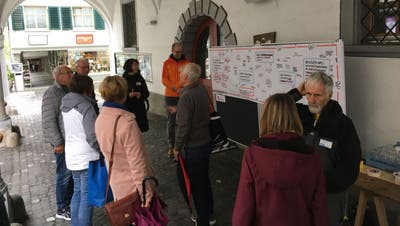 Der Infoanlass vor dem Rathaus in Lichtensteig war gut besucht. (Bild: PD)