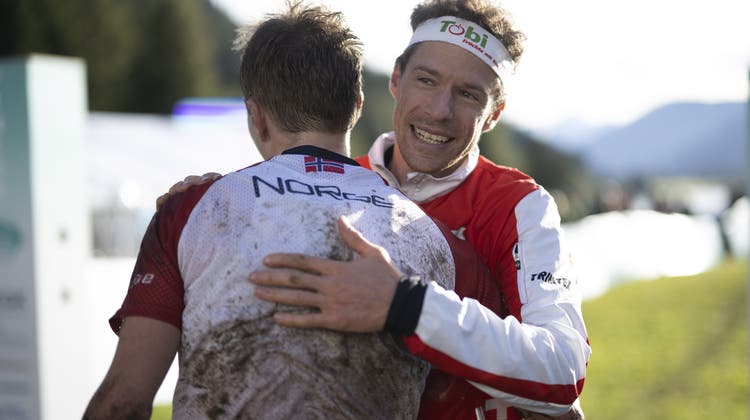 Simona Aebersolds norwegischer Partner (Kasper Fosser (links) gratuliert dem 39-jährigen Daniel Hubmann zum ersten Weltcupsieg seit sieben Jahren. (Gian Ehrenzeller / EPA)