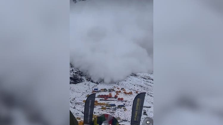 Lawine begräbt Basislager am Manaslu-Gipfel unter sich