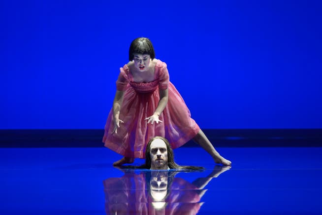 Das Bühnenbild im Theater Basel ist ein gespenstisches Nachtbild: Der Kopf des Jochanaan schaut aus dem blauen Boden heraus.