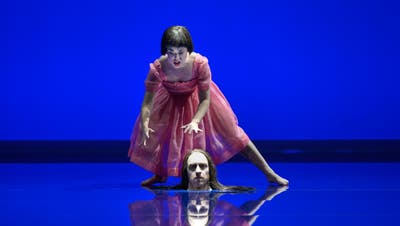 Das Bühnenbild im Theater Basel ist ein gespenstisches Nachtbild: Der Kopf des Jochanaan schaut aus dem blauen Boden heraus. (Bild: Thomas Aurin/ Theater Basel)