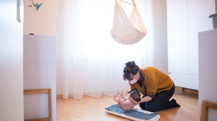 Eine Hebamme kümmert sich im Wochenbett um ein Neugeborenes. (Bild: Boris Bürgisser (Horw, 14. Januar 2022))
