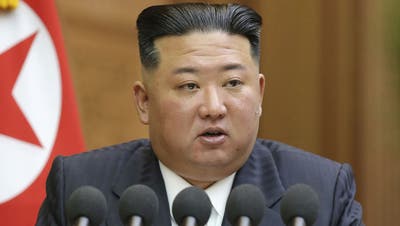 Kim Jong Un erscheint auf den Bildschirmen der News-Sender in der japanischen Hauptstadt Tokio, nachdem er eine Mittelstreckenrakete abfeuern liess, die auch die japanischen Inseln überquerte. (Kimimasa Mayama / EPA)