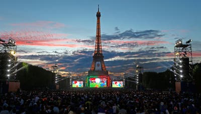 Keine Fanzonen mehr wie hier unter dem Eiffelturm: Paris sagt «non» zur WM-Matchbegleitung. (Keystone)