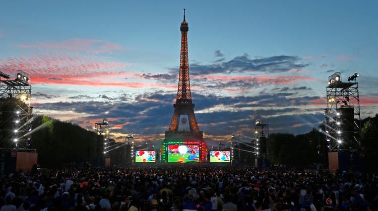 Keine Fanzonen mehr wie hier unter dem Eiffelturm: Paris sagt «non» zur WM-Matchbegleitung. (Keystone)