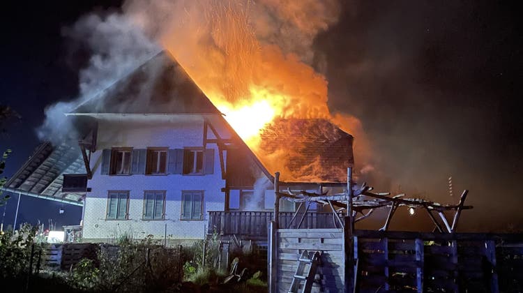 Das Haus in Oberönz wurde beim Brand schwer beschädigt. (zvg/Kantonspolizei Bern)