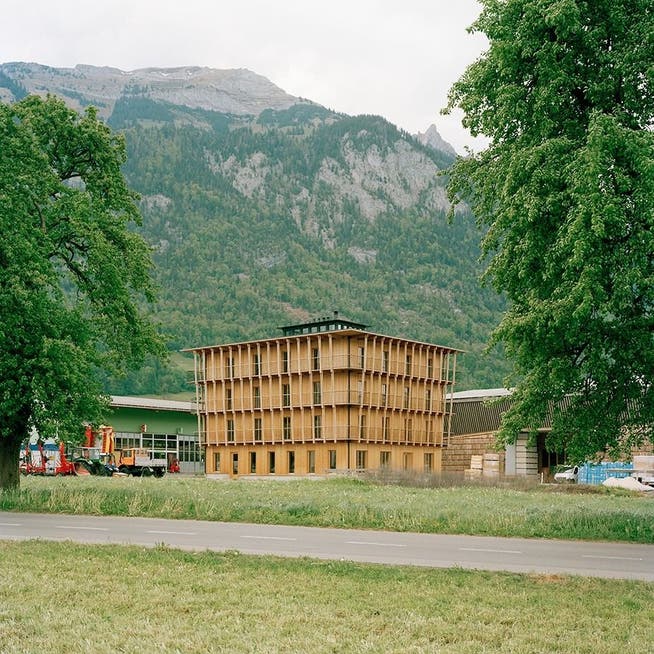 Das viergeschossige Bürogebäude der Firma Küng Holzbau AG in Alpnach. 