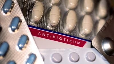Zwei vom Schweizerischen Nationalfonds finanzierte Studien zeigen auf, wie die Schweiz den Verbrauch von Antibiotika senken könnte. (Symbolbild) (Keystone)