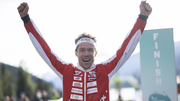 Daniel Hubmann freut sich über seinen Sieg über die Langdistanz im Heim-Weltcup in Davos. (Gian Ehrenzeller/Keystone (Davos, 3. Oktober 2022))
