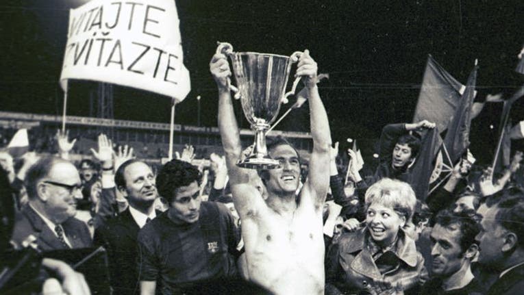 Die Elf von Slovan Bratislava beim Endspielsieg 1969 über den FC Barcelona vor knapp 20'000 Zuschauern im Basler St. Jakob-Stadion. (Keystone)