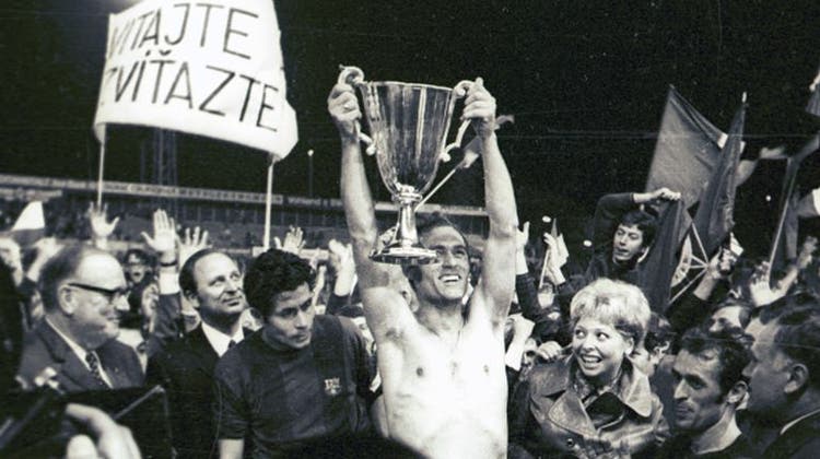 Die Elf von Slovan Bratislava beim Endspielsieg 1969 über den FC Barcelona vor knapp 20'000 Zuschauern im Basler St. Jakob-Stadion. (Keystone)