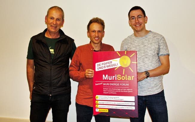 Andreas Leuppi (Mitte) ist der neue Leiter der ebenso neuen Geschäftsstelle des Muri Energie Forums. Präsident Stefan Staubli (links) und Vorstandsmitglied Simon Strebel hiessen ihn willkommen.