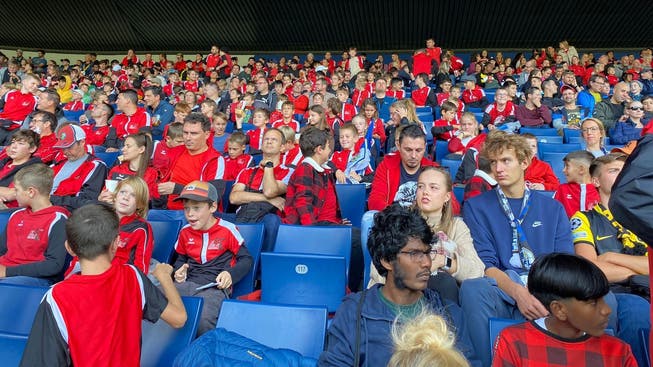 Die Mitglieder des FC Schattdorf sorgten für rot-schwarze Farbtupfer auf der Tribune beim Spiel des FCL gegen YB.