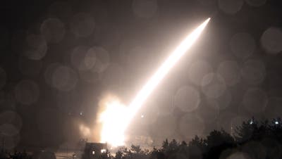 Vier Raketen wurden erfolgreich abgefeuert, der fünfte Abschuss schlug fehl. Die südkoreanische Bevölkerung reagiert verunsichert. (AP)