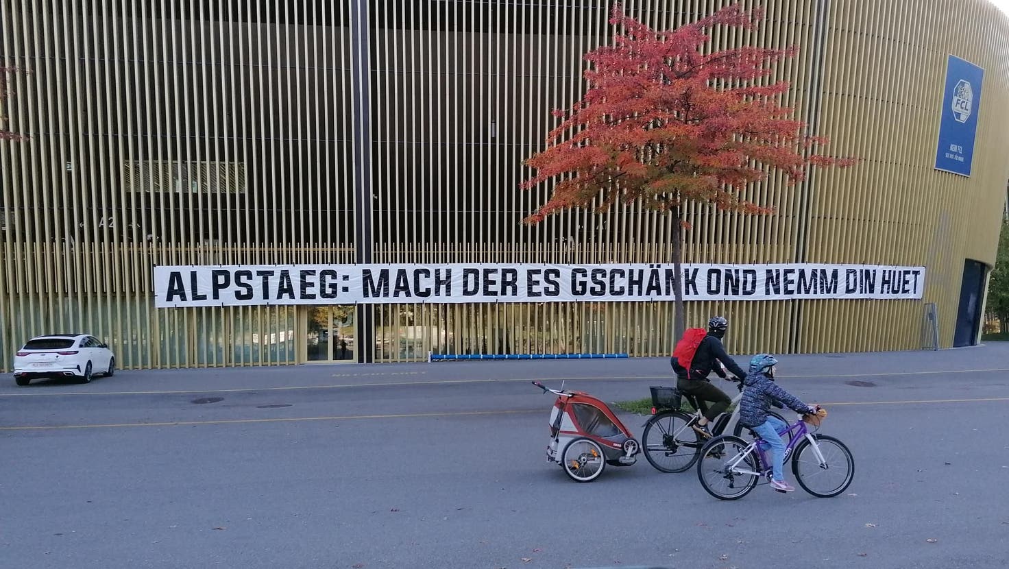 Dieses Transparent hängt am Mittwochmorgen an der Swisspor-Arena. (Bild: cgl)