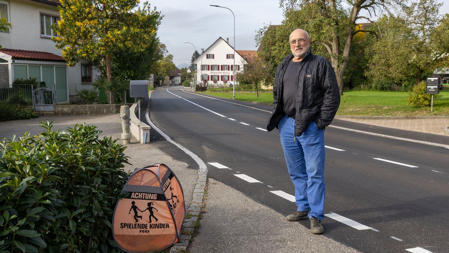 Rolf Meier an der Kantonsstrasse in Stüsslingen: Bei der Strassenlampe im Hintergrund wurde ein Fussgängerstreifen nach Unterhaltsarbeiten durch den Kanton aufgehoben. (Patrick Lüthy)